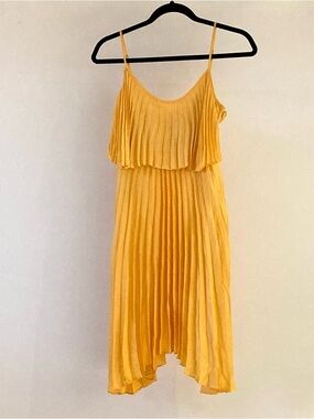Laundry by Shelli Segal Pleated Satin Yellow Gold Dress Size 4